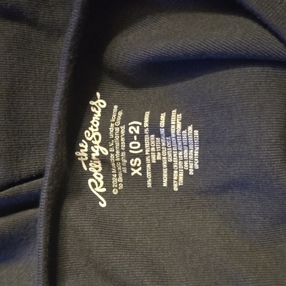 Jrs  Rolling Stones short set.   Grey top with leopard shorts with pockets. XS - Picture 4 of 4